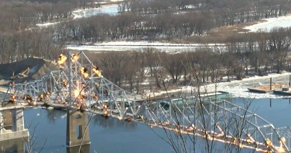 AQSHda ikkita shtatni bogʻlovchi koʻprik portlatildi (video)